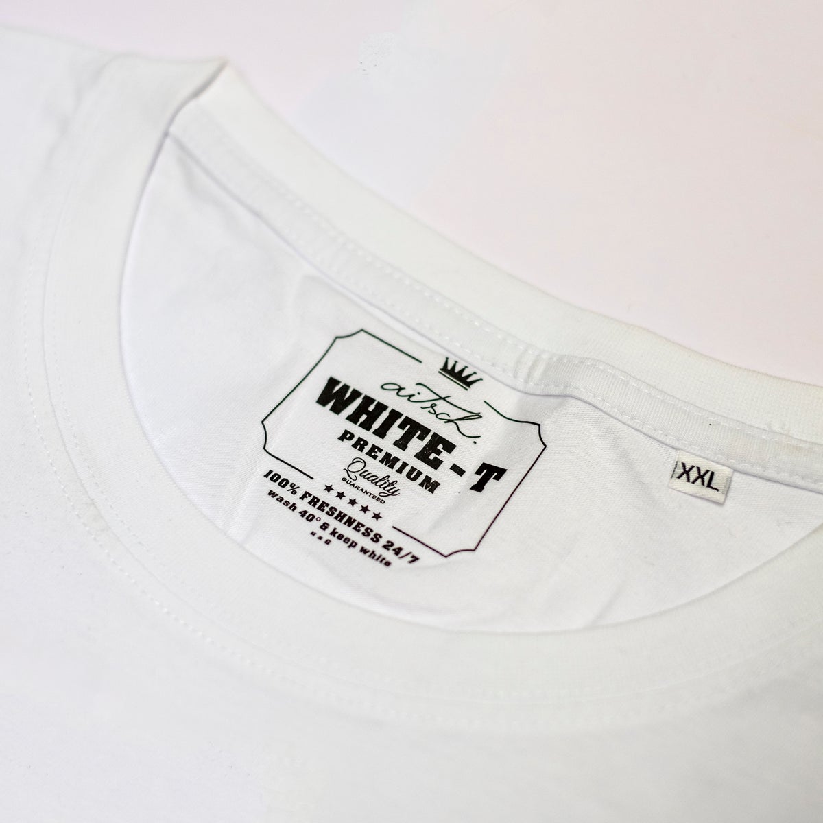 aitsch a whttee white tee white